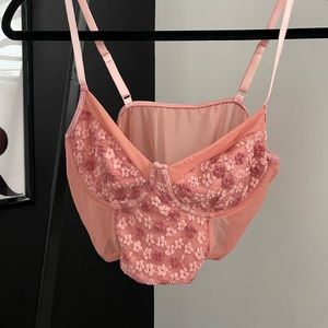 Love this piece!! SMALL Pink/flowered detailed crop top